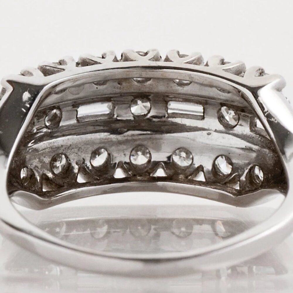 A breathtaking 1950s estate diamond band in 14kt white gold - Picture 4 of 12